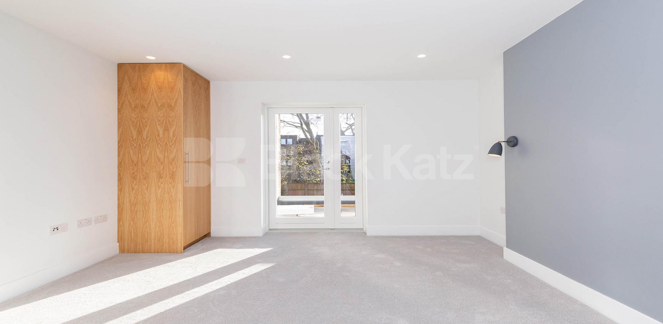 			STUNNING 2 BED 2 BATH!, 2 Bedroom, 2 bath, 1 reception Flat			 Hilldrop Road, TUFNELL PARK 